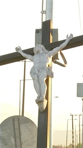 Auto chocó contra figura de Cristo y arrasó con un grifo