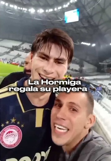 Armando “La Hormiga” González regaló su playera a un aficionado que lo esperó en el Stade Vélodrome, en Marsella, Francia, tras la victoria del Olympiacos por 1-0 ante el Olympique de Marsella, en la Jornada 2 de la fase de liga de la UEFA Europa League. ⚽🔥 ¡Los pequeños detalles también dejan huella! 👏 🎥 IG/ @julioesparzs