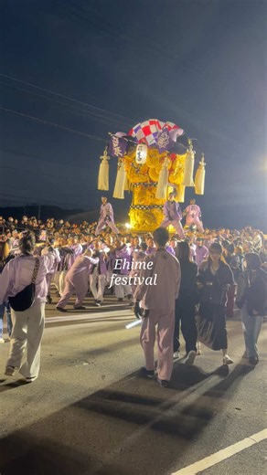 新居浜太鼓祭り クスリのアオキ 入場ver 10月16日のメインイベントである クスリのアオキでのかきくらべ 中萩地区と大生院地区の11台が集まって、かきくらべを行っている。 一台一台、レベルが高い尺上げを行っている。 #愛媛県 #愛媛 #新居浜市 #新居浜 #新居浜太鼓祭り