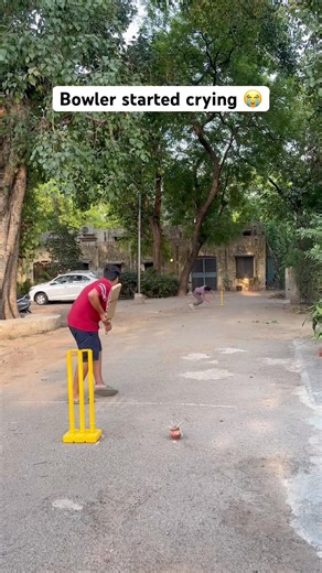 Bowler fell on the ground😭