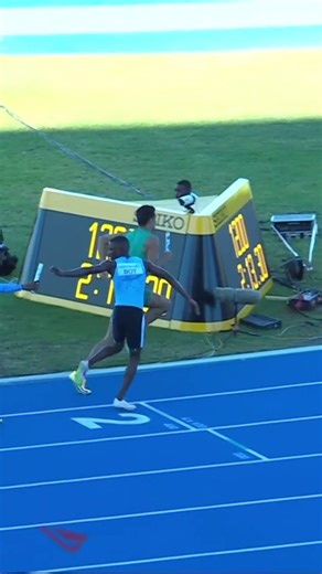 RELAY DRAMA AT ITS PEAK in the men's 4x400m heats at the #WorldRelays 🤯