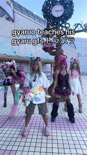 Gyaruo Teaches His Gyaru Gfs the Trapara Dance in Japan