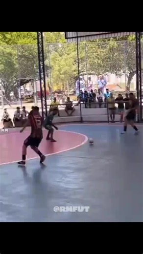 Le ballon colle aux pieds, le spectacle est garanti. 🤩 Hashtags : #Futsal #Football #FutsalSkills #FutsalLife #FootballSkills