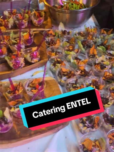 En El Chef Sin Fronteras contamos con servicio de catering para todo tipo de acontecimientos sociales, adaptándonos a cada ocasión, cantidad de invitados y estilo de evento. ✨ Bodas, cumpleaños, aniversarios, graduaciones, bautizos, reuniones familiares y mucho más. 📲 Cotizaciones y consultas: 72290999 Haz de tu evento una experiencia para recordar. 🍽️ #elchefsinfronteras #catering #oruro #Eventos