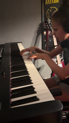 Elena loves her time @schoolofrocktucson 💚 #blind #autistic #singing #piano