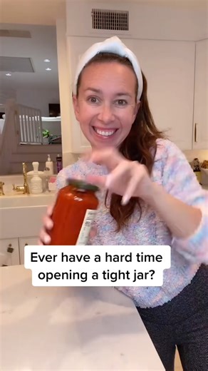 Easy way to open a jar without hurting your hands 🫙 #hacks #kitchen #tips | At Home With Shannon