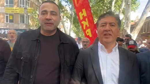 Yüzümüzü kurucumuz, ilk Genel Başkanımız Gazi Mustafa Kemal Atatürk’e döndük; sırtımızı tıpkı onun gibi yalnızca halkımıza dayadık.Cumhuriyet Halk Partisi halktır, halkındır!Genel Başkanımız Özgür Özel’dir! 🇹🇷