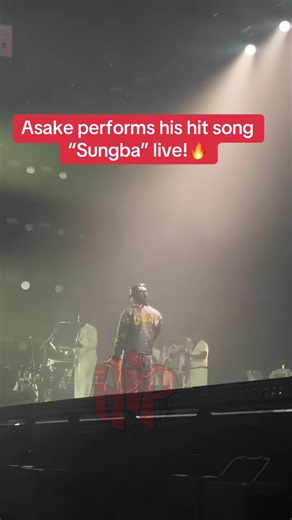 Asake performs his hit song “Sungba” live at Accor Arena, Paris! 🎤🔥 #asake #asakemusic #liveperformance #accorarena #hiptv