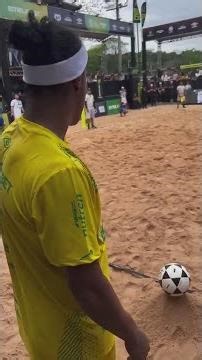 El vídeo viral de RONALDINHO jugando al FUTVÓLEY: ojo a su calidad