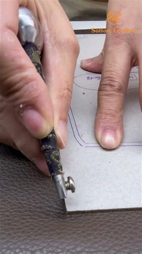 Watch how to efficiently hand-cut a leather hide.#OEMODM #SoltonLeather #BagMakingProcess