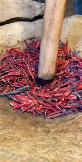 চীনের মানুষ আজও কেন প্রাচীন পদ্ধতিতে মরিচ গুড়া তৈরি করে | Chili