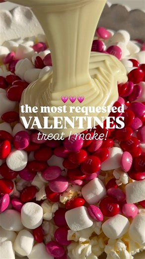 This treat NEVER makes it to leftovers. If you want the recipe, google valentines popcorn chelseasmessyapron 🙌 Three types of chocolate, M&Ms, and a super quick prep make this Valentine’s popcorn a total crowd favorite every single time.