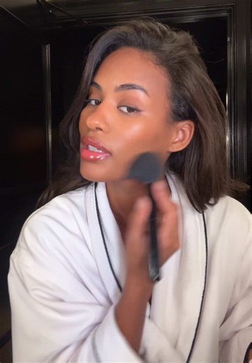 #CHANELpartner Glamour for the holidays with the classic CHANEL N°5 Eau de Parfum Spray. A beautiful, iconic fragrance that reminds me of old Hollywood. My feature is up on @Coveteur with all of my @chanel.beauty favorites. #welovecoco