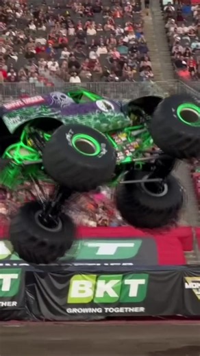 Monster Truck Freestyle Clips: Insane Jumps & Wheelies