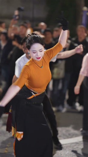Wengmu, Tibetan dance beauty dancing with greatest passion