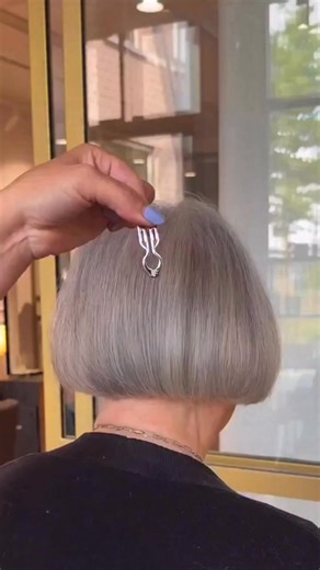 Create any hairstyle in less than 1 minute with the Fiona Franchimon Nº1 Hairpin Petite Steel - 30% stronger ✔️ For all hair types: fine, thin, curly, long and short. ✔️ Replaces 5 regular bobby pin for no more damage. ✔️ Replaces a clipper for a comfortable feel thanks to our curved shape. ✔️ Replaces a hair elastic for kink-free and gentle on your hair. ✔️ 3 million Nº1 hair clips sold worldwide. ✨ Featured by ELLE, Vogue, Grazia, Women’s Health and spotted in Emily in Paris. ✨ Created and cre