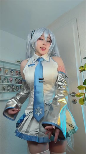 How’s your 2026 so far 🥳 #hatsunemikucosplay #vocaloidcosplay #hatsunemiku #cosplay