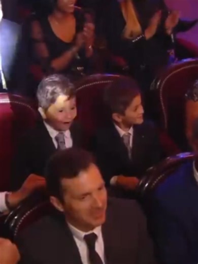 😂😎 IMPERDIBLE: el día que Lionel #Messi ganó su sexto #BalóndeOro, pero todas las miradas se las llevó el festejo de sus hijos. Un día como hoy, pero en 2019... ¿Podrá repetir Leo este 2026? 🤔 📹 @fcbarcelona #TikTokDeportes