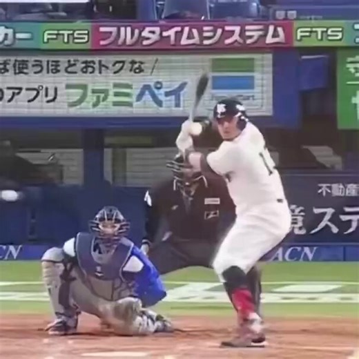 ヤクルトのオスナ今度はキャッチャーの頭部をバットが直撃先日も川上球審の頭部をオスナのバットが直撃し、集中治療室で頭部の緊急手術になったばかりオスナのフォロースルーは問題がある改善できないなら出場停止もやむなしでは？？？球場騒然　ヤクルト・オスナが空振りしたバットが中日・石伊の頭に直撃　ヘルメットの上からでも衝撃大きく治療でベンチへ→プレー再開でスタンド拍手(デイリースポーツ)#Yahooニュース