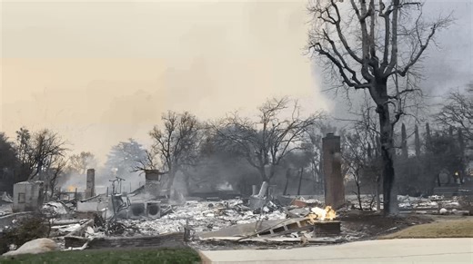 洛杉矶山火一年后：财富、保险与繁琐程序交织下的重建困局