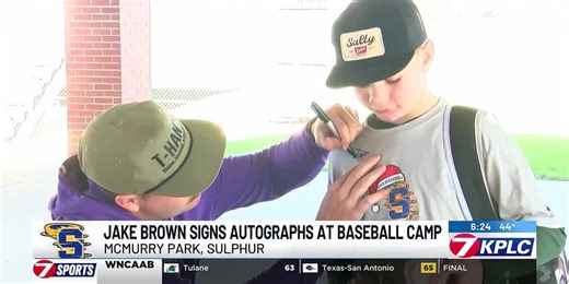 LSU star returns to hometown to visit baseball camp
