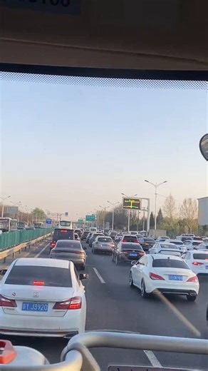In Beijing, public transportation, such as subway or BRT, is a good choice.😃😃Actually, in big cities in China, public transportation is faster.