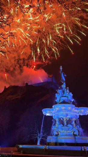 Happy Hogmanay, everyone! Slàinte mhath! 🥃🎇 Who's hoping for a trip to Scotland in 2026?! 🙋 📍 Ross Fountain & Edinburgh Castle, Visit Edinburgh | VisitScotland