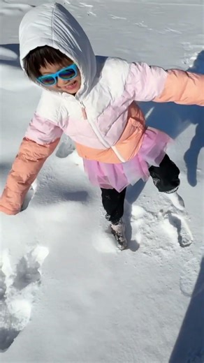 Ellie Sees Snow in March for the First Time ❄️
