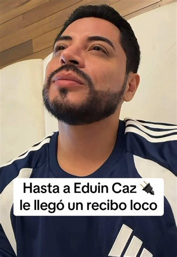 😳💡 ¡De pagar mil 200 pesos de luz a recibir un cobro de 12 mil! El cantante Eduin Caz, de Grupo Firme, expresó su molestia tras recibir un recibo de 12 mil pesos de la CFE en su vivienda de Tijuana, cuando asegura que normalmente paga entre 800 y 1,200 pesos. Además, señaló que cuenta con paneles solares y que pasó varios días fuera de casa por sus giras. La queja llega días después de que también denunciara un cobro de 100 mil pesos por el servicio de agua, y en medio de los apagones que han 