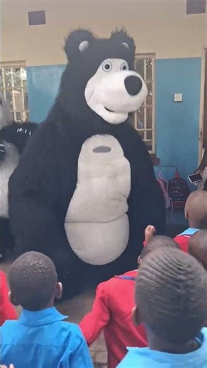 🎉 Mascots are dancing and the kids can’t stop laughing! ! 🥳