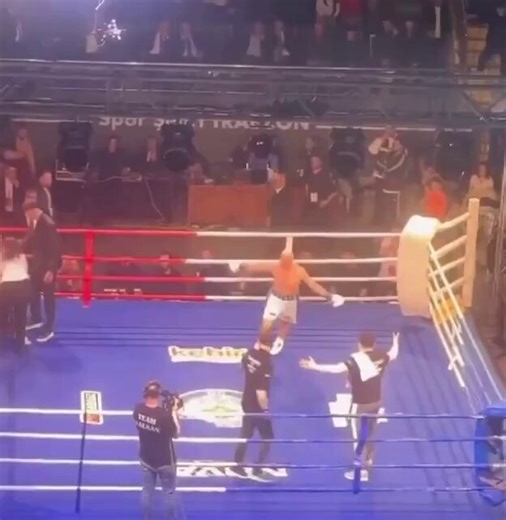 🇹🇷🇷🇺 A Russian boxer went to Turkey, beat the local guy, and then got attacked by the entire crowd.Officials looked at this situation and decided the correct response was to void the match.Genuinely incredible. They robbed him while still bleeding.