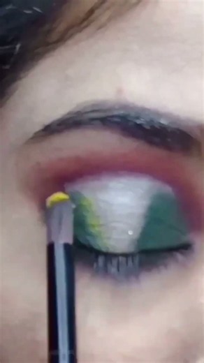 🔥Green & Silver Halo Eye Makeup 😍💚✨|Angular Eyeliner Look#Shorts #AuraOfBeauty #ytshorts#subscribe