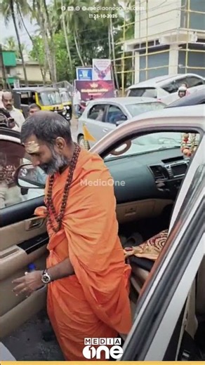 തിരുനാവായ സന്ദർശനത്തിനെത്തിയ സ്വാമി ആനന്ദവനം ഭാരതിയെ മാലയിട്ട് സ്വീകരിച്ച് തിരൂർ MLA