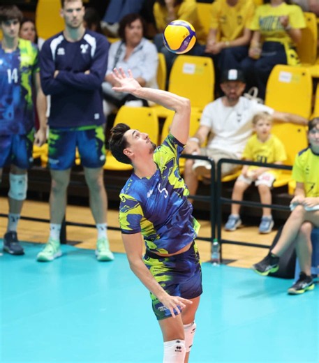 💪🏐🔨🟡🔵👏 Serve and Spike: break point by @alessandromichieletto #trentinovolley #trentinonelcuore