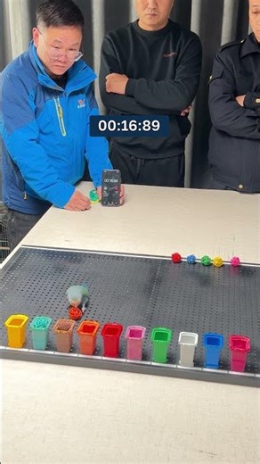 This parrot can identify 10 colours! 🦜