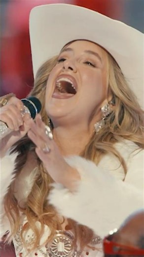 Lainey Wilson sings Santa Claus Is Comin To Town during Snoop's Holiday Halftime Party #nflonnetflix