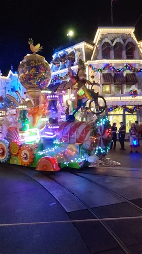 Goofy Brings the Holiday Fun! 🎄🤪 Magic Kingdom Parade