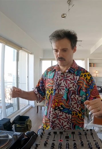 Living Analógica .0003 A ritual of exploration and revelation, connecting with what is true and enduring. Watch the 90min video on Youtube. Manuel Sahagun is a key figure in Argentina’s house music scene and a recognized name in the global electronic music landscape. With a career spanning decades, he has crafted a signature sound that blends classic and contemporary elements of house, deep house, funk, soul, and techno, earning him a place in some of the world’s most respected clubs and festiva