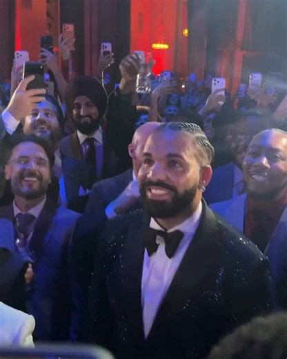 Drake really made sure his 40th birthday was one to remember 🔥 The rapper celebrated with more than 400 friends and family at Casa Cipriani in NYC, where the Backstreet Boys surprised guests with a performance. The party also featured designer giveaways and a game show with https://t.co/TaxqWG2ylI