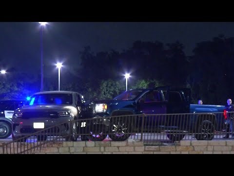 San Antonio police officer holds suspects at gunpoint after crash into patrol car