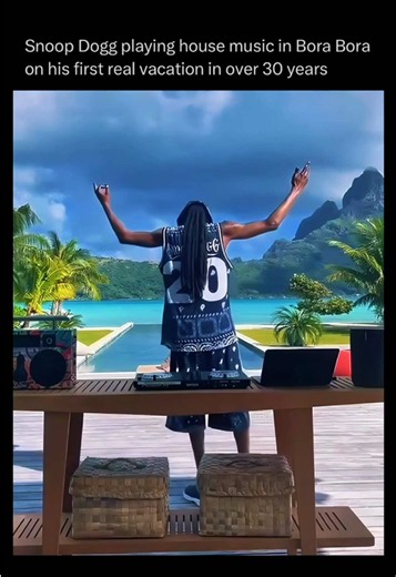 Snoop Dogg’s idea of relaxing is a house set 🌴 During his first real vacation in over 30 years, Snoop Dogg played an impromptu house music set in Bora Bora under his longtime DJ alias, DJ Snoopadelic. The laid-back set quickly went viral as the rap legend danced and mixed deep house tracks, including Jimi Jules’ “My City’s On Fire.” Best known for West Coast hip-hop, Snoop has explored house and electronic music for years, and the viral session inspired him to share a dedicated Bora Bora Mix wi