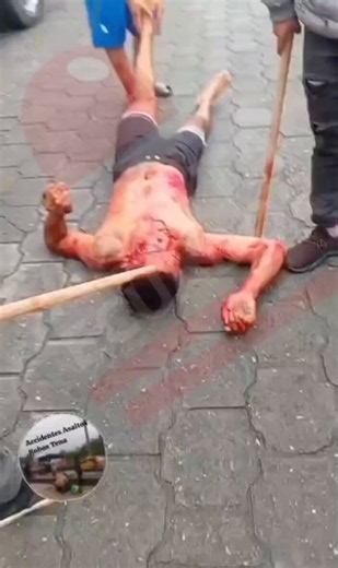 Citizens Lynch Alleged Hitmen in Palora, EcuadorTwo men, one Colombian and one Venezuelan, were beaten and burned alive by a crowd in Palora canton, Morona Santiago province, after being accused of murdering two people. The suspects were captured by residents and held while waiting for National Police to arrive. The mob attacked them, setting them on fire. The Colombian man died at the scene, while the Venezuelan succumbed hours later in a Puyo clinic from severe burns. This incident highlights 
