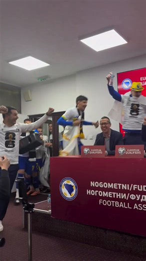 Es inevitable alegrarse y sonreír por Bosnia y Herzegovina, el país que peor parado salió en la guerra de los Balcanes.Parte de su historia la contamos en 'Refugiados en el Balón' a través de la vida de Meho Kodro. Está en @SERPodcast