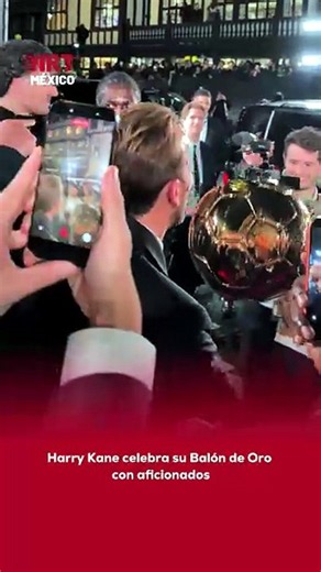 Harry Kane celebra su Balón de Oro con aficionados
