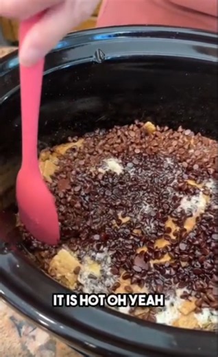 Crockpot s’mores dessert - gooey, chocolatey & incredible