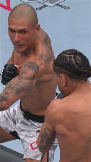A debut submission for Chairez! #ufcvegas118
