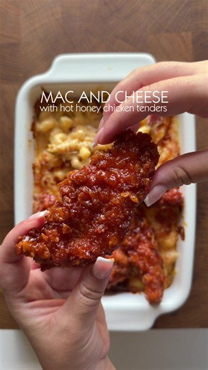 Mac and cheese with hot honey chicken tenders, a true comfort meal😋 Full recipe is now on delicate-kitchen.com, link in bio! . . #macandcheese #hothoneychickentenders #hothoney #chickentenders