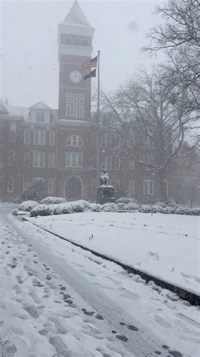 Clemson, South Carolina earlier today. ❄️ Video credits to Everett Landrith. 📸 | Clemson University