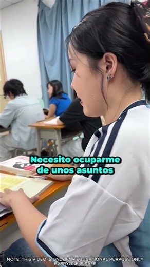 Él no deja de hablar con ellos… Así que ella empieza a jugar a escondidas 😳🎮