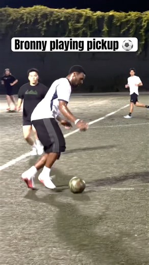 Bronny pulled up to a pickup soccer game 🔥⚽️ (via missjesselmartin/IG)